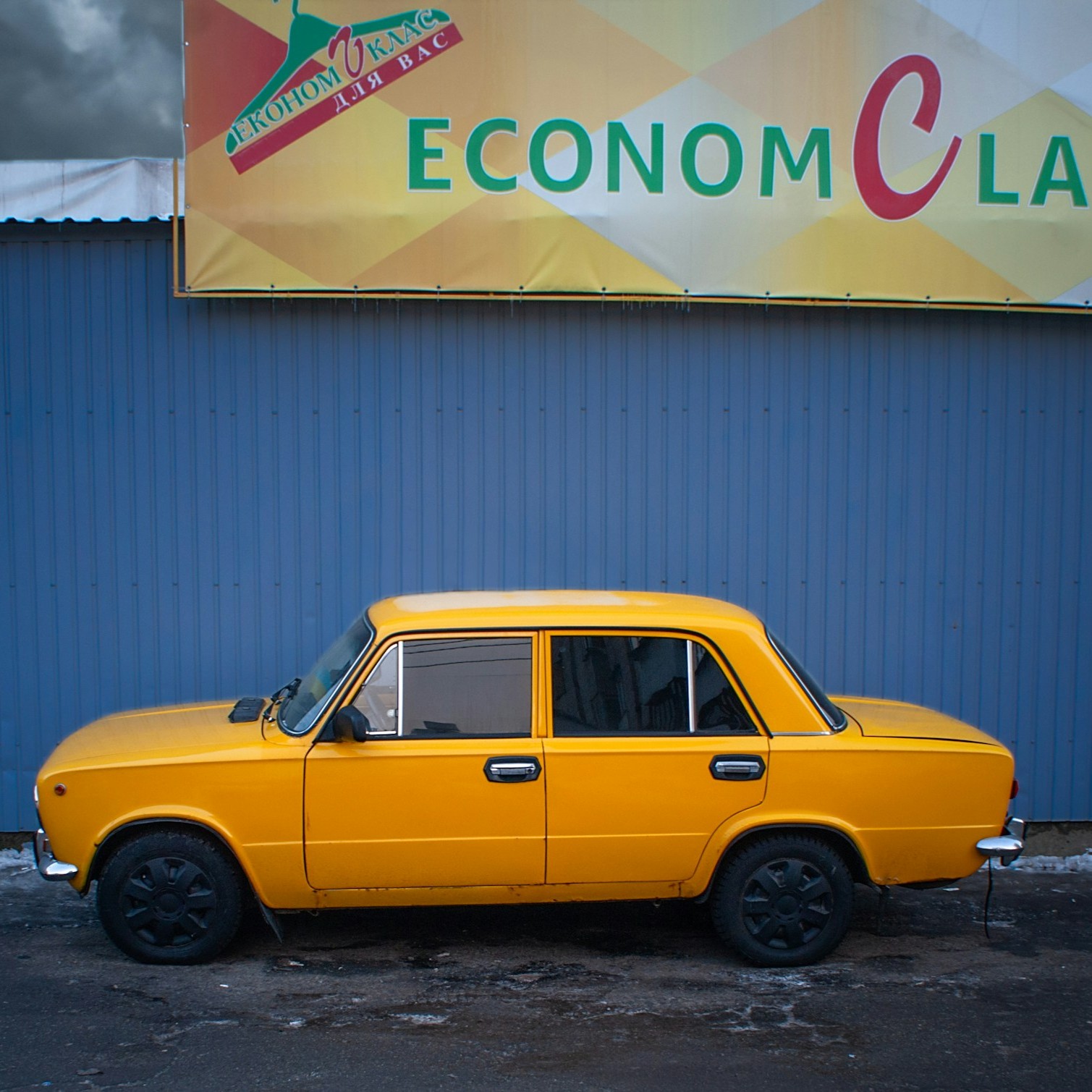 yellow-car-is-front-of-blue-light